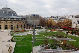 Des « Atolls » plantés ponctuent la prairie qui commence à s’étendre devant la Bourse du commerce à Paris Photo: Marie-Douce Albert Source:www.lemoniteur.fr